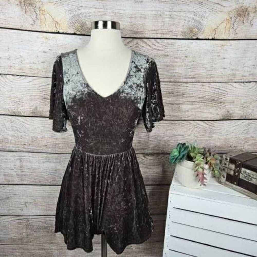 5/$25 American Eagle Women's Velvet V-Neck Romper Green Size Extra Small